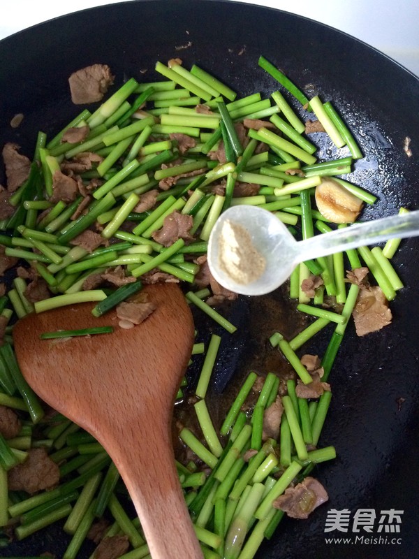 Stir-fried Pork with Garlic Stalks recipe