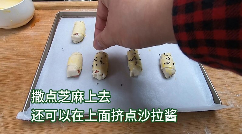 A Bite of Crispy Sausage Roll with Hand-held Pie, Especially for Children recipe