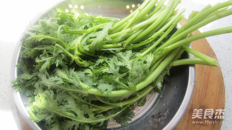 Garland Chrysanthemum Mixed with Dried Beans recipe