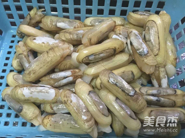 Stir-fried Razor Clams with Garlic and Black Pepper recipe