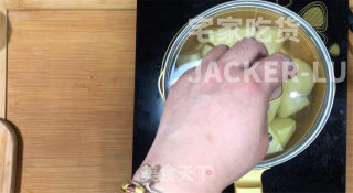 Super Crispy and Buttery Baked Potato Wedges, Full of Milk Flavor, Crispy Crust, Soft and Layered Inside! recipe