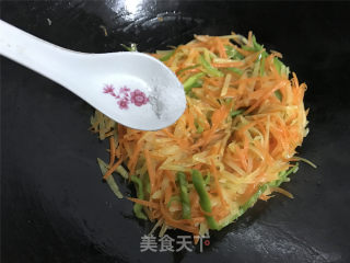 Stir-fried Shredded Potatoes with Green Peppers and Carrots recipe