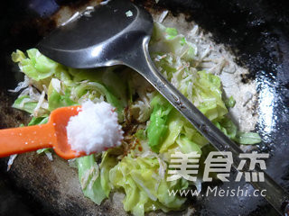 Stir-fried Beef Cabbage with Shrimp Skin and Bamboo Tips recipe