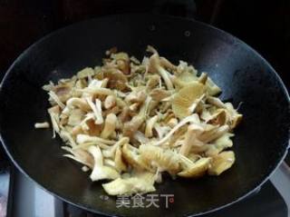 Stir-fried Pine Hair Fungus with Kokona Leaf recipe