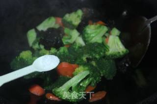 Stir-fried Broccoli with Black Fungus and Carrots recipe