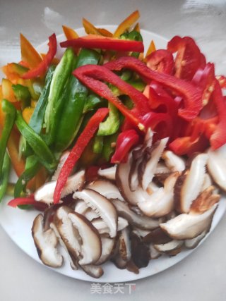 Lazy Must-have Quick Dish-fried Mushrooms with Colored Peppers recipe