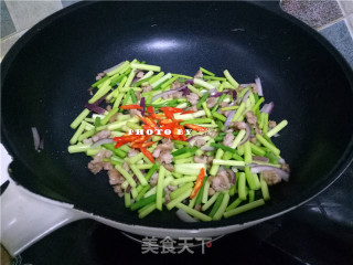 Stir-fried Pork with Garlic Sprouts recipe