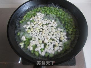 Stir-fried Diced Pork with Edamame and Zizania recipe