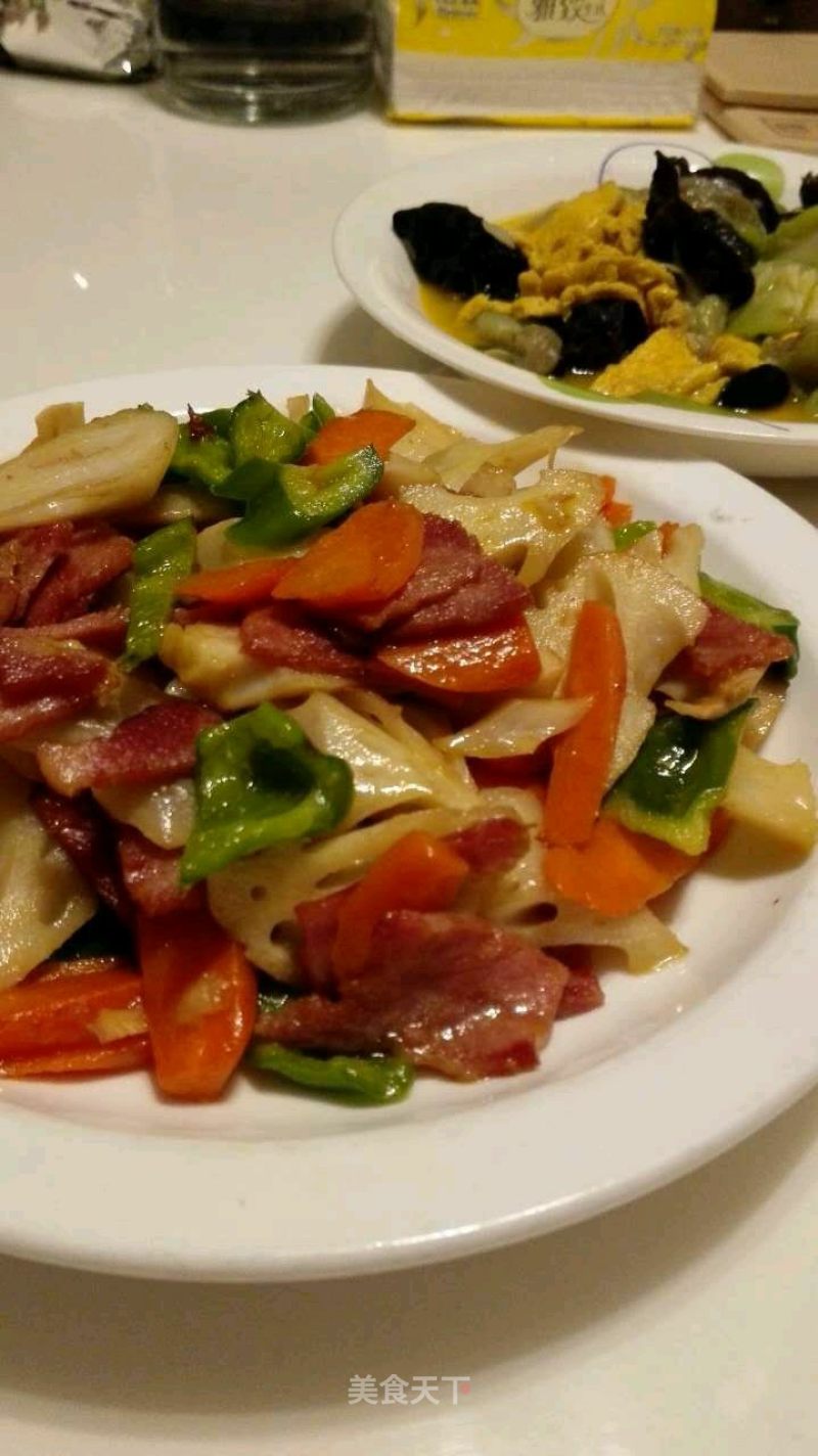 Stir-fried Autumn Lotus Root with Bacon Has The Effects of Clearing Heat, Invigorating The Stomach and Spleen, Nourishing Blood and Nourishing Blood. It is Good for Lung Heat and Cough. It is A Good Food Therapy Product. this Dish is Suitable for All Ages and Can be Eaten by The General Population. recipe