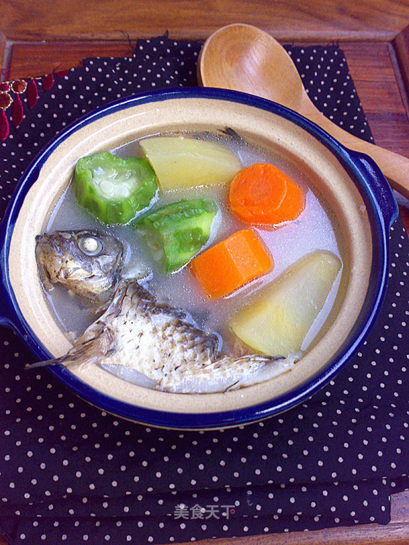 Snow Lotus Loofah and Crucian Carp Soup recipe