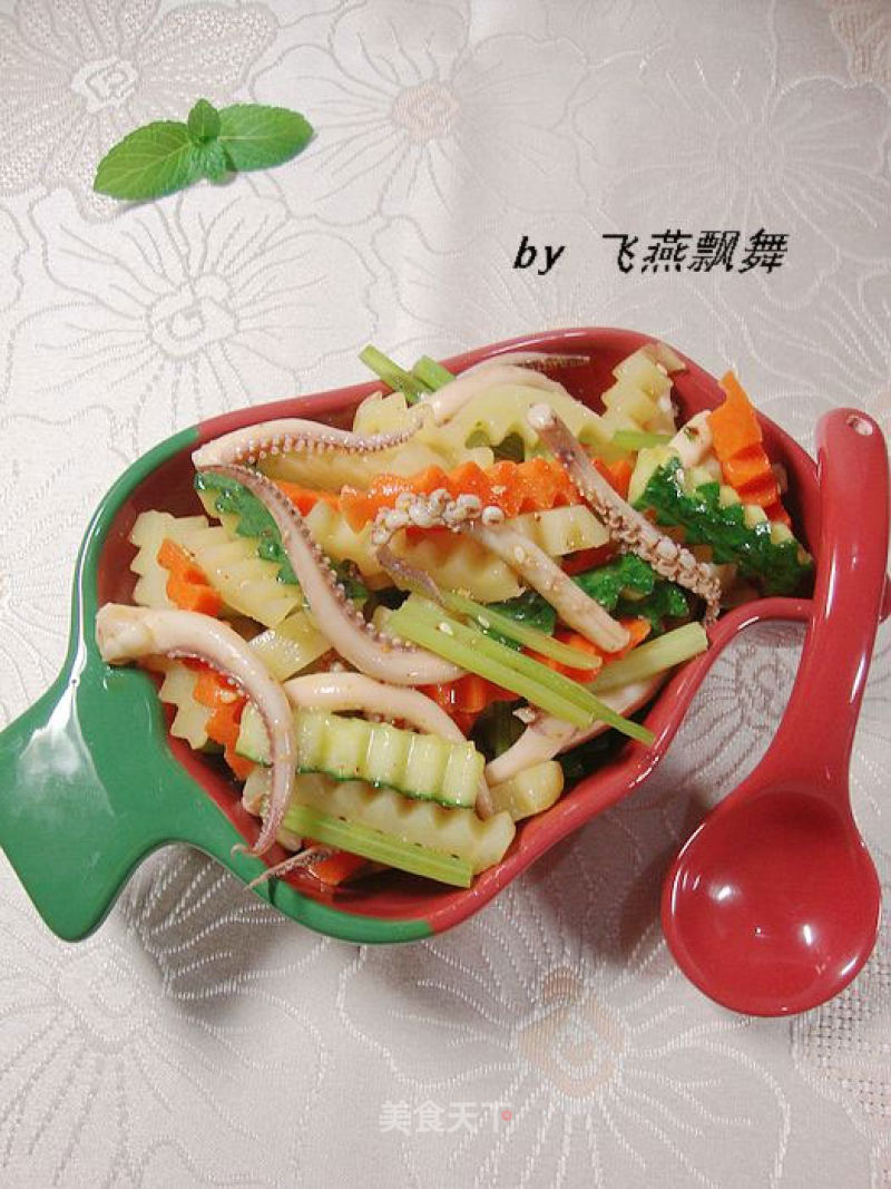 Refreshing Small Cold Dish---------【squid Mixed with Scallion Oil and Seasonal Vegetables】 recipe