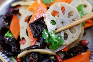 Spleen-strengthening and Appetizing Cold Fungus Lotus Root Slices recipe