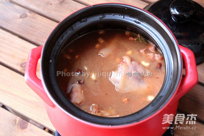 Finger-sucking Fermented Bean Curd and Peanut Stewed Trotters recipe