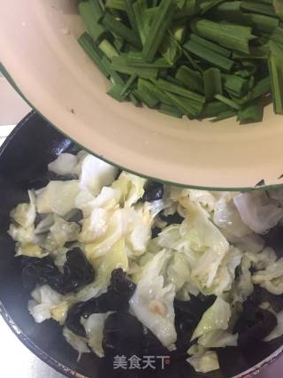 Stir-fried Garlic Sprouts with Cabbage and Black Fungus recipe