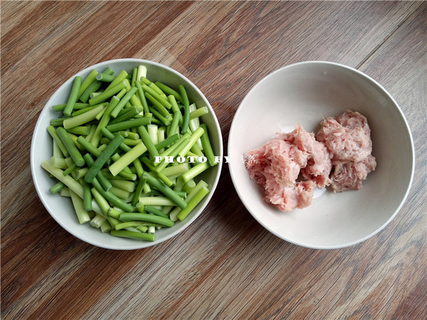 Stir-fried Pork with Garlic Sprouts recipe