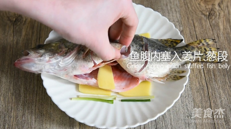 The Practice of Adding Freshness to Freshness-steamed Mandarin Fish recipe