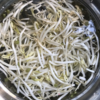 Spinach Mixed with Small Bean Sprouts recipe