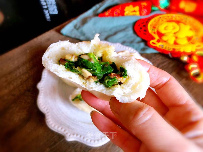 Mushroom Buns with Green Vegetables
