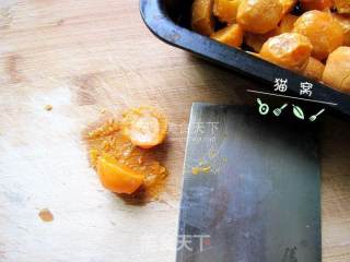 Cantonese Egg Yolk Mooncake recipe