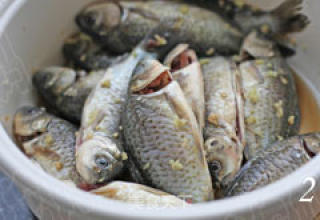 A Long Meal of Calcium Supplementation for Children in Spring Sweet and Sour Small Crucian Carp recipe