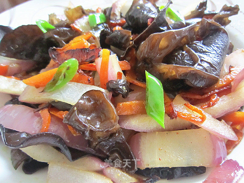 Stir-fried Three Shreds---carrots, Fungus, and Onions recipe