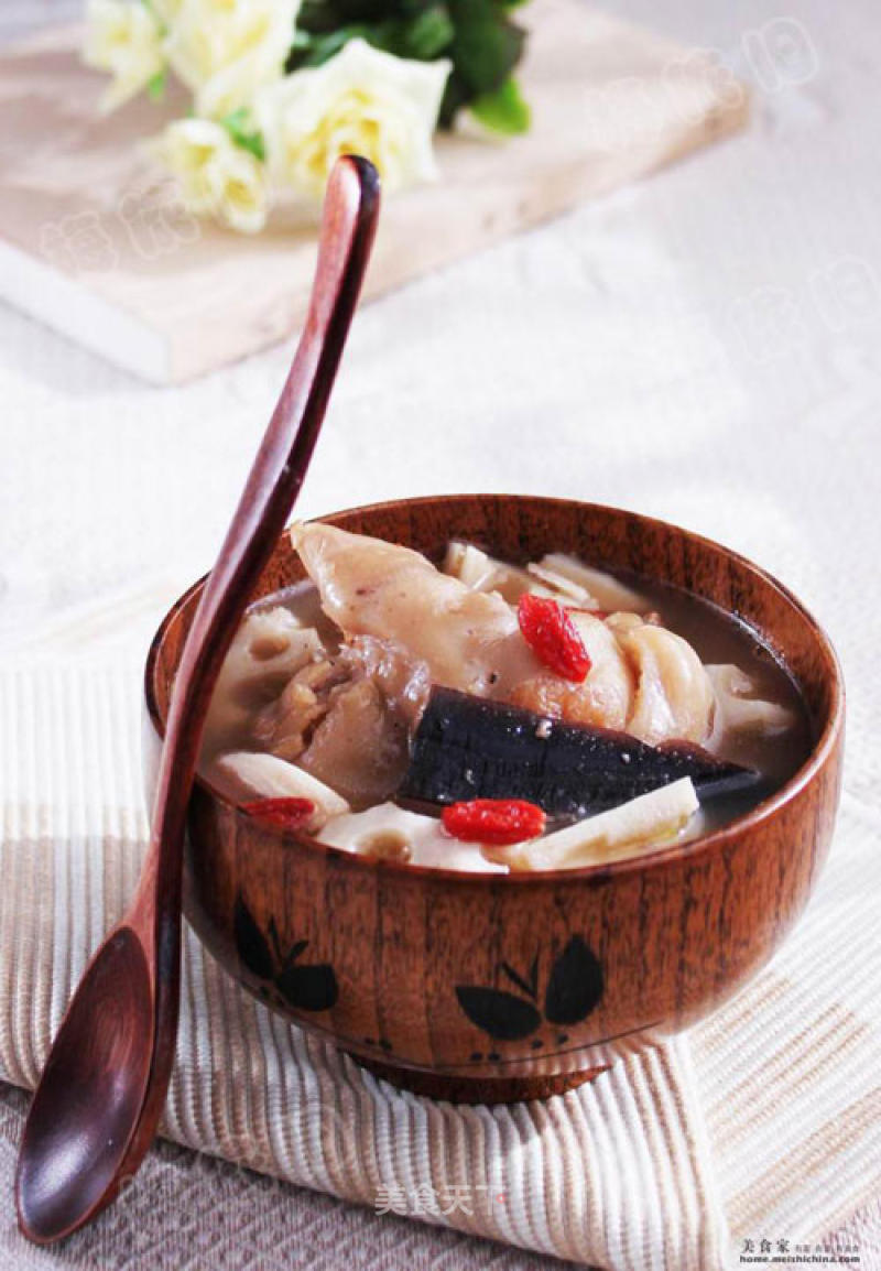 Trotter and Lotus Root Soup recipe
