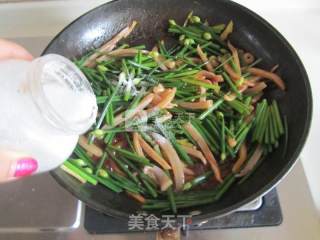 Sauteed Squid with Chives recipe