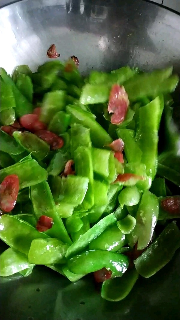 Stir-fried Sausage with Pea Skin recipe