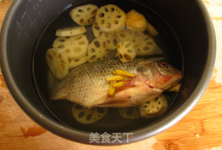 Pressure Cooker Recipe-oil-free Lotus Root Fish Soup (weight Loss and Beauty) recipe