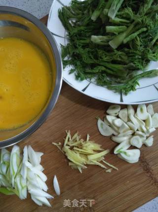 Scrambled Eggs with Spiny Sprouts recipe