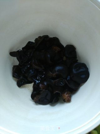 Fried Garlic Sprouts with Fungus recipe