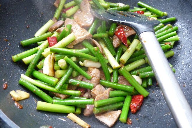 Stir-fried Pork Liver with Garlic Moss recipe