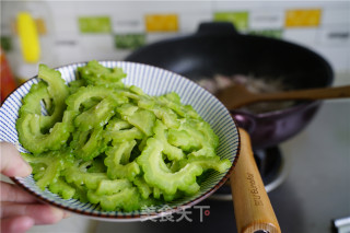 Stir-fried Bitter Gourd with Beef and Onion recipe
