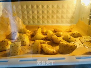 Crispy Roasted Potato Wedges with Crispy Outside and Sticky Inside recipe