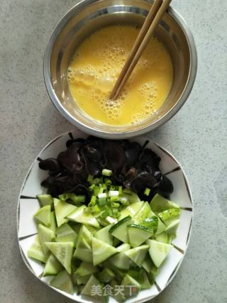 Scrambled Eggs with Cucumber and Fungus recipe