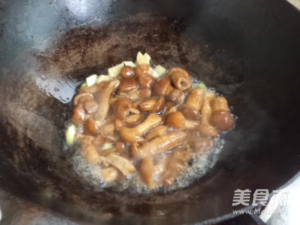 Stir-fried Meatballs with Spicy Mushroom and Cabbage recipe