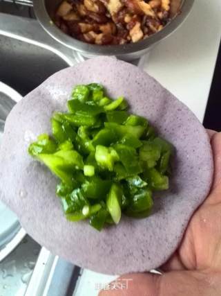 Diced Pork Buns with Purple Rice and Green Pepper recipe