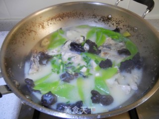 Lettuce Stalk Black Fungus Black Fish Soup recipe