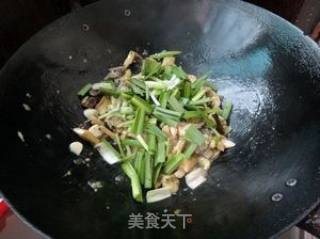 Stir-fried Pine Hair Fungus with Kokona Leaf recipe