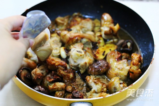 Stewed Pork Knuckles with Mushroom and Yuba recipe