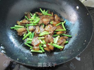 Stir-fried Pork Cheek with Garlic Moss recipe