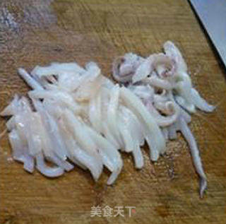 Fried Noodles with Chives and Fresh Squid recipe