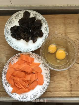 Scrambled Eggs with Carrots and Fungus recipe