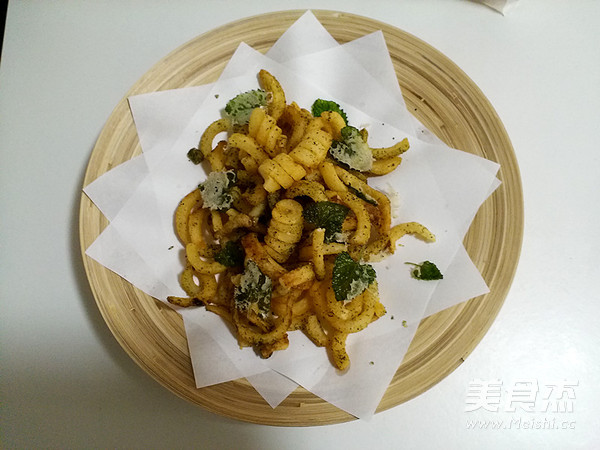 Spiral French Fries with Seaweed and Mint Leaf recipe