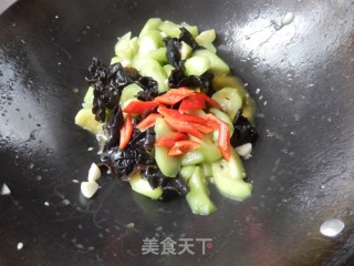 Stir-fried Loofah with Black Fungus recipe