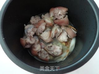 China on The Bite of The Tongue 2-meeting-the Practice of Stewed Pig Trotters with Golden Needles recipe