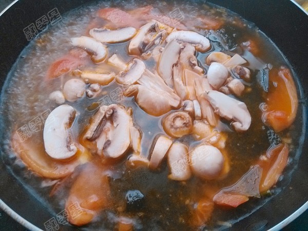 Tomato Fungus Seaweed Soup recipe