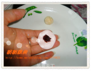 Strawberry Ice Cream Powder Flavor-red Bean Paste Hollow Sesame Ball recipe
