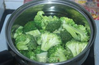 Stir-fried Broccoli with Black Fungus and Carrots recipe