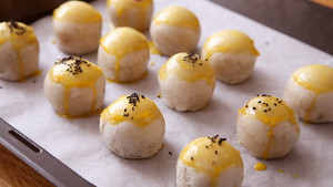 Start Making Egg Yolk Crisps from Fried Red Bean Paste (video) recipe